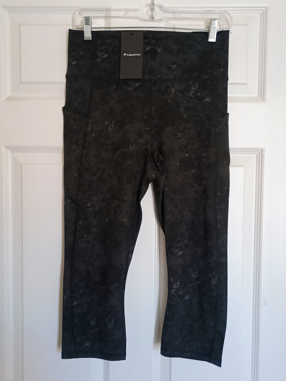 NWT Fabletics Pure Luxe Oasis High-Waisted Black Marble Capris Size Large